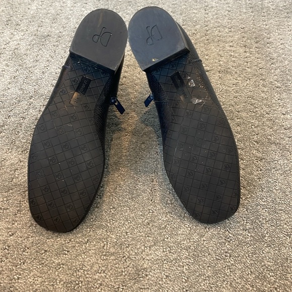 Donald Pliner Cyrus Bootie Size 9 - Picture 4 of 5